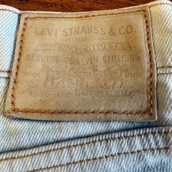 Levi' Premium Ribcage Straight Whitewashed Denim Frayed Shorts / 31 - Picture 11 of 11